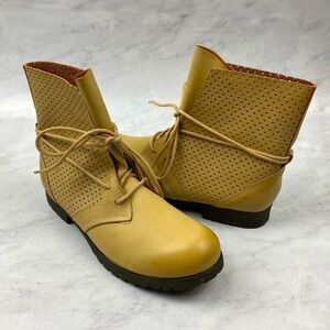 Qupid Tie Lace Up Perforated Combat Utility Short Boots Faux Leather Tan Size 8